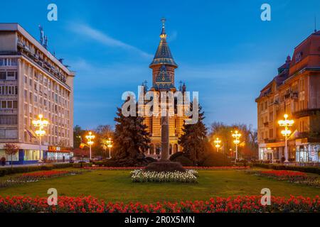 Siegesplatz mit der orthodoxen Kathedrale zur blauen Stunde. Foto aufgenommen am 18. April 2023 in einer der Kulturhauptstädte Europas 2023, Ti Stockfoto
