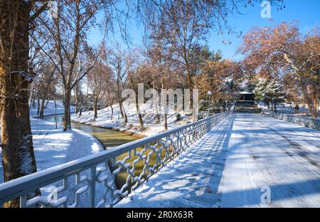 Blick auf die kleine Brücke, die zum Museum der olympischen Herrlichkeit führt. Gleich nach einem Wintersturm hinterließ ein leichter, weißer Staub von frischem Schnee. In Taschkent Stockfoto