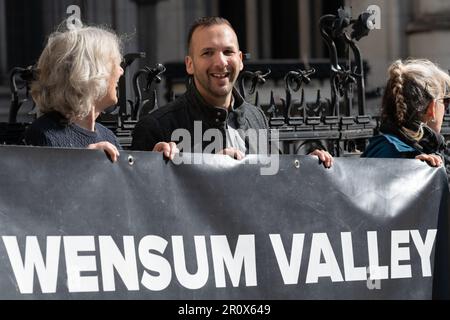 London, Großbritannien. 10. Mai 2023. Zack Polanski (Zentrum), Mitglied der Londoner Versammlung und stellvertretender Vorsitzender der Grünen Partei von England und Wales, schließt sich Dr. Andrew Boswell und seinen Anhängern an den königlichen Gerichten in London an, während Herr Boswell einen Rechtsbehelf gegen die vorgeschlagenen neuen Abschnitte der Straße A47 in Norfolk einlegt, die, Er wird argumentieren, dass sie nicht für ihre kumulativen CO2-Emissionen bewertet wurden. Das britische Planungssystem werde weder dem Schutz der Natur noch der Verhinderung des Klimawandels dienen. Kredit: Ron Fassbender/Alamy Live News Stockfoto