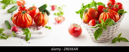 Konzept für gesunde Lebensmittel mit frischen reifen Tomaten, Gurken, Rettich, Basilikum, Knoblauch und Gewürzen. Sauberes Essen Stockfoto