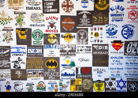 Ein Geschäft in der Altstadt von Jerusalem, das T-Shirts an Touristen verkauft, hauptsächlich zweisprachig auf Hebräisch und Englisch Stockfoto