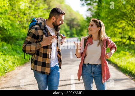 Glückliches Paar, das an einem sonnigen Tag in der Natur wandert. Ein Paar genießt seinen Urlaub. Stockfoto