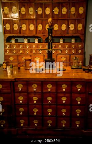 Apothekenmuseum, Burgmuseum über die Geschichte der Apotheke mit über 20.000 Ausstellungen über 2000 Jahre medizinische Wissenschaft und Pharmazie, einschließlich Glasapothek Stockfoto