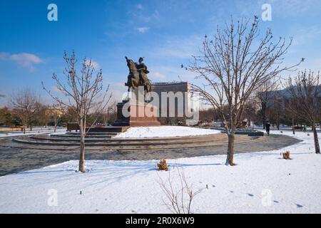 Blick auf die große Pferde- und Führungsstatue in der Mitte des Amir Temur Square Parks. Das Hotel Usbekistan im Hintergrund. Gleich nach einem Wintersturm Stockfoto