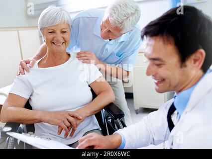Eine positive Einstellung wirkt Wunder. Ein Seniorenpaar bekommt gute Nachrichten von ihrem Arzt. Stockfoto