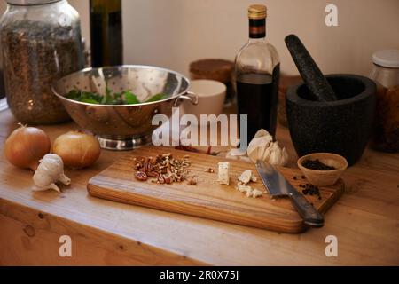 Eine gesunde Auswahl an Zutaten für Salat. Eine Vielzahl von Gemüse und Zutaten auf einem Schneidebrett. Stockfoto