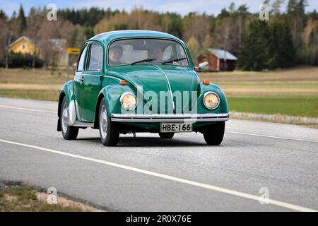 Green 1973 Volkswagen Beetle, offiziell Volkswagen Typ 1, fährt am Mai auf dem Highway 110. Salo, Finnland. 1. Mai 2023. Stockfoto