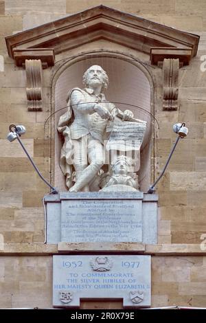 Statue von William Shakespeare. Das Rathaus Stratford Upon Avon, England, Großbritannien. Stockfoto