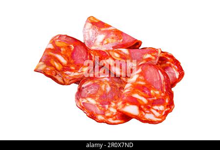 In Scheiben geschnittene Chorizo-Salami. Traditionelle spanische Chorizo-Wurst. Isoliert auf weißem Hintergrund Stockfoto