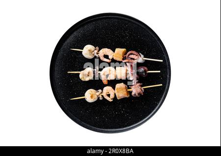 Barbecue mit Meeresfrüchten. Kebab auf Holzspießen mit Garnelen, Kraken, Tintenfisch und Muscheln. Isoliert auf weißem Hintergrund Stockfoto