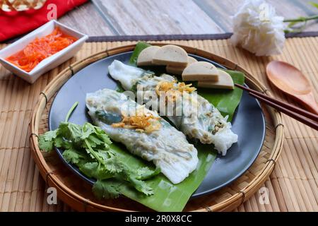 Banh Cuon: Vietnamesische Reisrollen mit Schweinehackfleisch und Gemüse aus nächster Nähe Stockfoto