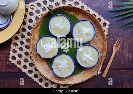 Dampfkuchenplatte mit Kokosnuss von oben - thailändisches Dessert namens Kamon Mun Stockfoto