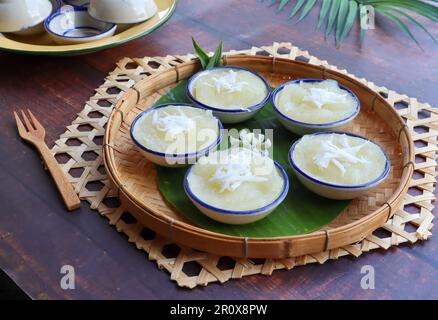 Dampfkuchenplatte mit Kokosnuss aus nächster Nähe - thailändisches Dessert namens Kamon Mun Stockfoto