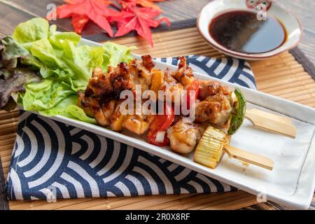 Kanom Jeen Sao Nam: Thailändisches Nordgericht mit Reisnudeln, Kokosmilch, Garnelenpulver, Ananasscheiben, Knoblauch, Ingwerscheiben und gekocht Stockfoto