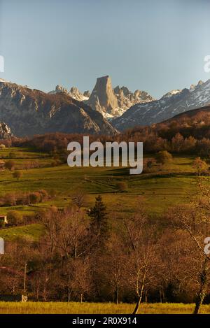 Blick auf den Gipfel des Naranco de Bulnes in Asturien Stockfoto