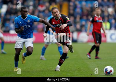 Hartlepool United's Matthew Dolan (rechts) gibt den Ball beim Sky Bet League 2-Spiel im Edgeley Park, Stockport, von Isaac Olaofe im Stockport County ab. Foto: Montag, 8. Mai 2023. Stockfoto