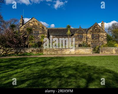 Oakwell Hall ein elisabethanisches Herrenhaus im Oakwell Country Park Birstall südlich von Leeds, das im Frühlingssonnenschein zu sehen ist. Stockfoto