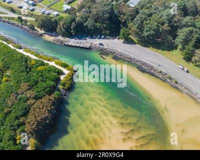 Luftaufnahme eines Flusses durch eine enge Lücke bei South West Rocks in New South Wales, Australien Stockfoto