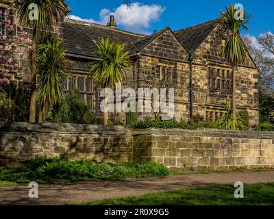 Oakwell Hall ein elisabethanisches Herrenhaus im Oakwell Country Park Birstall südlich von Leeds, das im Frühlingssonnenschein zu sehen ist. Stockfoto