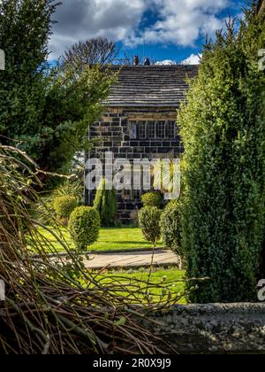 Oakwell Hall ein elisabethanisches Herrenhaus im Oakwell Country Park Birstall südlich von Leeds, das im Frühlingssonnenschein zu sehen ist. Stockfoto