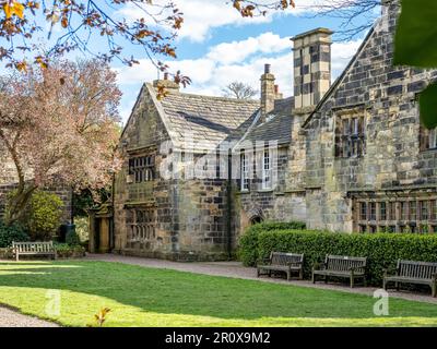 Oakwell Hall ein elisabethanisches Herrenhaus im Oakwell Country Park Birstall südlich von Leeds, der hintere Garten im Frühlingssonnenschein. Stockfoto