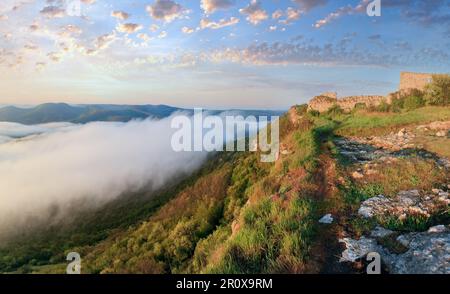 Panoramablick am Vormittag vom Gipfel des Mangup Kale - historische Festung und alte Höhlensiedlung auf der Krim, Ukraine. Stockfoto