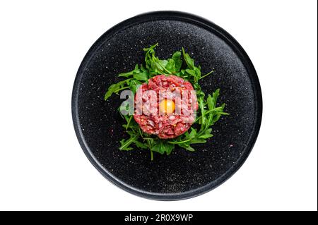 Rindertartare mit Rucola und Wachtelei. Isoliert auf weißem Hintergrund Stockfoto