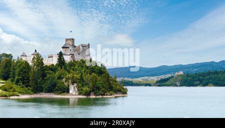 Niedzica Castle (oder Dunajec Castle) – Sommerpanorama mit Wolkenpanorama (Polen). Gebaut zwischen den Jahren 1320 und 1326. Und die Ruinen der Burg der Tschechischen Republik (auf der rechten Seite Stockfoto