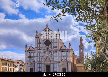 Die Basilika des Heiligen Kreuzes, ein franziskaner Meisterwerk in Florenz Italien: Blick auf die gotische Fassade der Wiederbelebung. Stockfoto