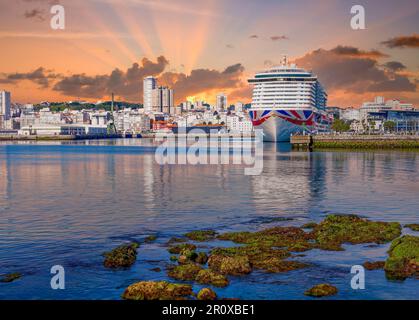 Arvis, das neueste und größte Kreuzfahrtschiff von P & O, liegt am Kreuzfahrtanleger in La Coruna, Nordspanien, wenn die Sonne untergeht Stockfoto