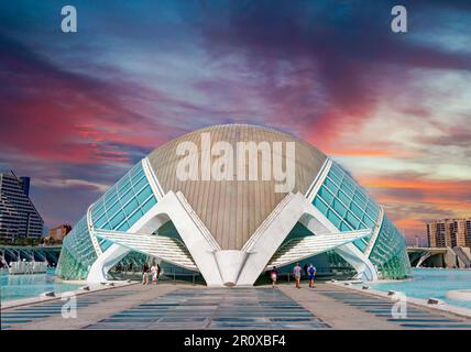 Die Hemisfèric in der Stadt der Künste und Wissenschaften (La Ciudad de las Artes y las Ciencias) in València, Spanien (Architekt Santiago Calatfaa) Stockfoto