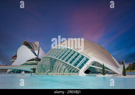 Die Hemisfèric in der Stadt der Künste und Wissenschaften (La Ciudad de las Artes y las Ciencias) in València, Spanien (Architekt Santiago Calatfaa) Stockfoto