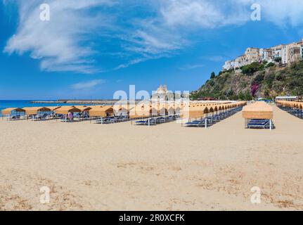 Strand von Sperlonga und Torre Truglia, Provinz Latina in der italienischen Region Latium. Personen unkenntlich. Stockfoto