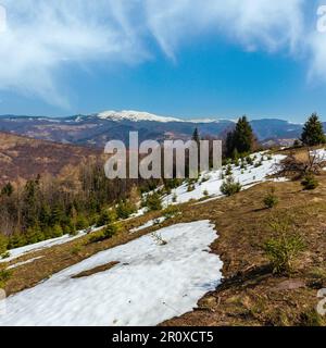 Der frühe Frühling Karpaten plateau Landschaft mit schneebedeckten Grat tops in weit, Ukraine. Stockfoto