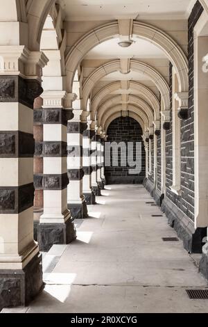 Bogenweg im flämischen Renaissance-Stil des historischen Dunedin Railway Station auf South Island von Neuseeland Stockfoto