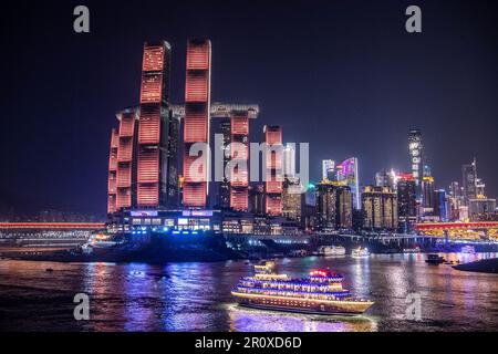 (230510) -- PEKING, 10. Mai 2023 (Xinhua) -- Dieses Foto wurde am 1. April 2023 aufgenommen und zeigt eine allgemeine Ansicht des Chaotianmen Wharf in der südwestchinesischen Gemeinde Chongqing. Chongqing, eine auf Bergen gebaute Stadt, bietet eine Stadtlandschaft aus Höhen und Tiefen und verstreuten Gebäuden. Die Straße wird oft auf dem Dach gebaut und die Straßenbahn verläuft durch die Gebäude in der südwestlichen chinesischen Metropole. Mit den natürlichen Vorteilen von Parkour, auch bekannt als Freilauf, bietet Chongqing den Praktizierenden von Parkour einen Spielplatz, auf dem sie Hindernisse in der städtischen Landschaft überwinden Stockfoto