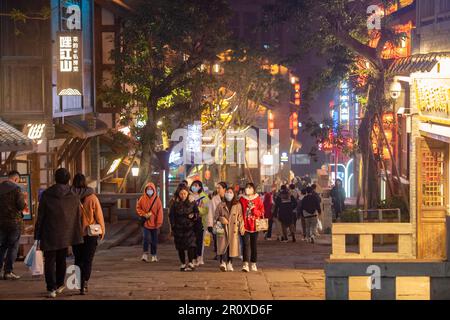 (230510) -- PEKING, 10. Mai 2023 (Xinhua) -- Foto aufgenommen am 10. Dezember 2021 zeigt eine Nachtansicht einer alten Straße in der südwestchinesischen Gemeinde Chongqing. Chongqing, eine auf Bergen gebaute Stadt, bietet eine Stadtlandschaft aus Höhen und Tiefen und verstreuten Gebäuden. Die Straße wird oft auf dem Dach gebaut und die Straßenbahn verläuft durch die Gebäude in der südwestlichen chinesischen Metropole. Mit den natürlichen Vorteilen von Parkour, auch bekannt als Freilauf, bietet Chongqing den Praktizierenden von Parkour einen Spielplatz, auf dem sie Hindernisse in der städtischen Landschaft ohne Hilfe überwinden Stockfoto