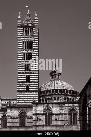 Glockenturm und Kuppel der Kathedrale von Siena. Stockfoto
