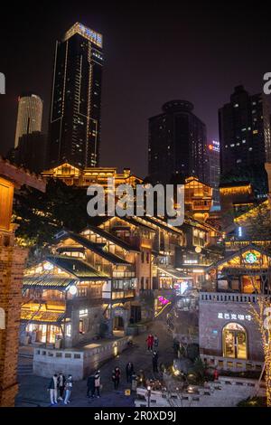 (230510) -- PEKING, 10. Mai 2023 (Xinhua) -- Foto aufgenommen am 9. Dezember 2021 zeigt eine Nachtansicht einer alten Straße in der südwestchinesischen Gemeinde Chongqing. Chongqing, eine auf Bergen gebaute Stadt, bietet eine Stadtlandschaft aus Höhen und Tiefen und verstreuten Gebäuden. Die Straße wird oft auf dem Dach gebaut und die Straßenbahn verläuft durch die Gebäude in der südwestlichen chinesischen Metropole. Mit den natürlichen Vorteilen von Parkour, auch bekannt als Freilauf, bietet Chongqing den Praktizierenden von Parkour einen Spielplatz, auf dem sie Hindernisse in der städtischen Landschaft ohne Hilfe überwinden können Stockfoto