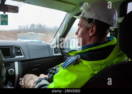 USt-Luga, Oblast Leningrad, Russland - 16. November 2021: Leitender Ingenieur im Auto Stockfoto