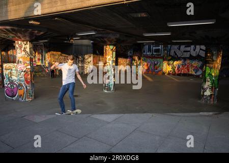 Southbank Skate Space, die Unterkante des Southbank Centre, weithin anerkannt als Geburtsort des britischen Skateboardens, London, England, Großbritannien Stockfoto