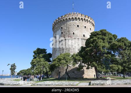 Thessaloniki, Griechenland, 28. April 2023: Weißer Turm in Thessaloniki, Griechenland, berühmtes Wahrzeichen und Reiseziel, blauer Himmel, Kopierbereich, ausgewählt Stockfoto