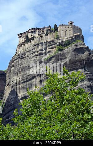 Kloster von St. Varlaam, auf einem felsigen Abgrund gelegen, Teil des Meteora-Komplexes in Mittelgriechenland, östliche orthodoxe Religion, berühmt Stockfoto