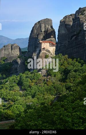 Kloster von St. Nicholas Anapausas befindet sich auf einer Klippe in der felsigen Meteora-Landschaft in der Nähe von Kalambaka, einem berühmten Reiseziel in Griechenland Stockfoto