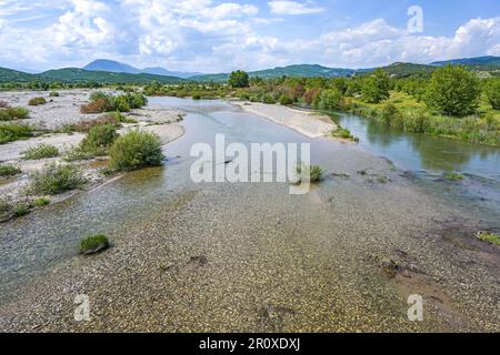 Niedrigwasser im Flussbett der Pinios, einem der längsten Flüsse in Thessalien, Griechenland, das jetzt nach Hitze und Dürre getrocknet ist, potenzielle Klimaauswirkungen Stockfoto