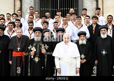 Vatikan, Vatikan. 10. April 2023. Italien, Rom, Vatikan, 2023/4/10 .Papst Franziskus (R) flankiert vom Führer der koptisch-orthodoxen Kirche Alexandria, Papst Tawadros II (Papst Theodore II) (L), während der wöchentlichen allgemeinen Audienz in St. Peters Platz im Vatikan. Foto der Vatikanischen Medien / katholisches Pressefoto . BESCHRÄNKT AUF REDAKTIONELLE VERWENDUNG - KEIN MARKETING - KEINE WERBEKAMPAGNEN. Kredit: Unabhängige Fotoagentur/Alamy Live News Stockfoto