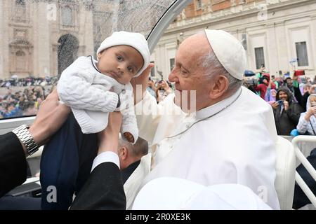 Vatikan, Vatikan. 10. April 2023. Italien, Rom, Vatikan, 2023/4/10 .Papst Franziskus während der wöchentlichen allgemeinen Audienz in St. Peters Platz im Vatikan. Foto der Vatikanischen Medien / katholisches Pressefoto . BESCHRÄNKT AUF REDAKTIONELLE VERWENDUNG - KEIN MARKETING - KEINE WERBEKAMPAGNEN. Kredit: Unabhängige Fotoagentur/Alamy Live News Stockfoto