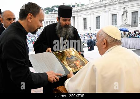 Vatikan, Vatikan. 10. April 2023. Italien, Rom, Vatikan, 2023/4/10 .Papst Franziskus während der wöchentlichen allgemeinen Audienz in St. Peters Platz im Vatikan. Foto der Vatikanischen Medien / katholisches Pressefoto . BESCHRÄNKT AUF REDAKTIONELLE VERWENDUNG - KEIN MARKETING - KEINE WERBEKAMPAGNEN. Kredit: Unabhängige Fotoagentur/Alamy Live News Stockfoto