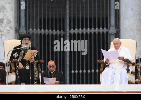 Vatikan, Vatikan. 10. April 2023. Italien, Rom, Vatikan, 2023/4/10 .Papst Franziskus (R) flankiert vom Führer der koptisch-orthodoxen Kirche Alexandria, Papst Tawadros II (Papst Theodore II) (L), während der wöchentlichen allgemeinen Audienz in St. Peters Platz im Vatikan. Foto der Vatikanischen Medien / katholisches Pressefoto . BESCHRÄNKT AUF REDAKTIONELLE VERWENDUNG - KEIN MARKETING - KEINE WERBEKAMPAGNEN. Kredit: Unabhängige Fotoagentur/Alamy Live News Stockfoto