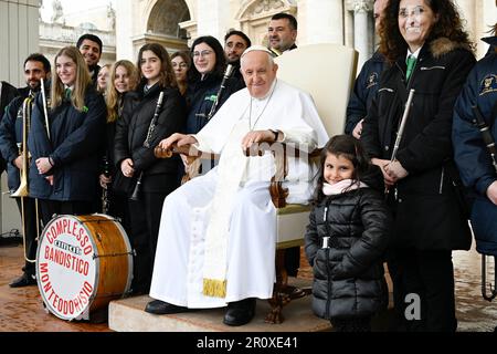 Vatikan, Vatikan. 10. April 2023. Italien, Rom, Vatikan, 2023/4/10 .Papst Franziskus während der wöchentlichen allgemeinen Audienz in St. Peters Platz im Vatikan. Foto der Vatikanischen Medien / katholisches Pressefoto . BESCHRÄNKT AUF REDAKTIONELLE VERWENDUNG - KEIN MARKETING - KEINE WERBEKAMPAGNEN. Kredit: Unabhängige Fotoagentur/Alamy Live News Stockfoto